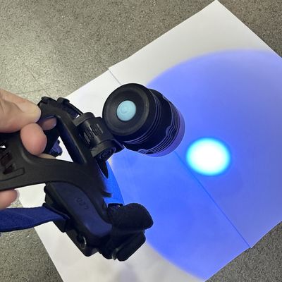 Fluorescerende Magnetische Deeltjes UV-Hoofdlamp DG-3101S met een piek golflengte van 365-370nm en 2 stuks 18650 lithium batterijen