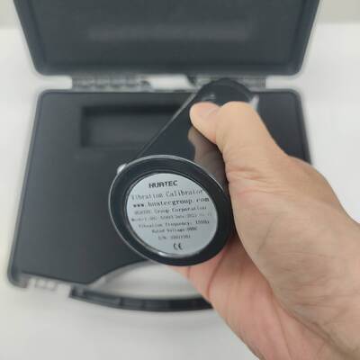 Vibratiekalibrator voor het kalibreren van kleine vibratietransducers
